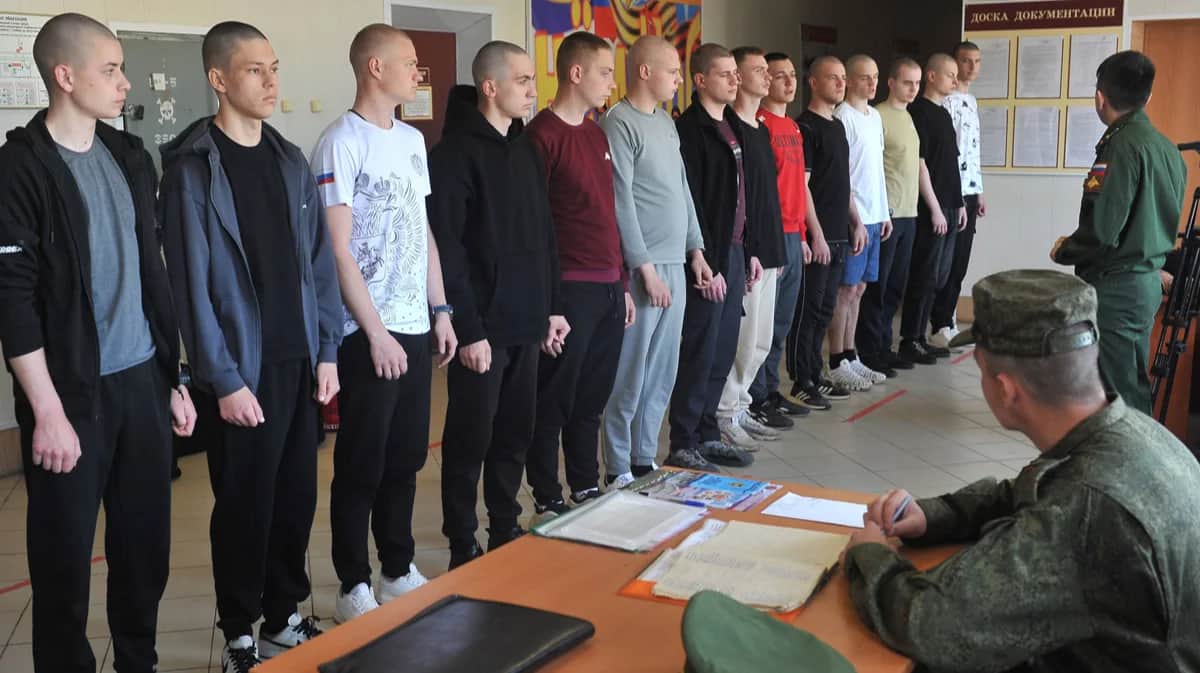 Призывники в сборном пункте регионального военкомата, Тамбов, 24 апреля 2024 года. Фото: Алексей Сухоруков / Спутник / Imago Images / Scanpix / LETA