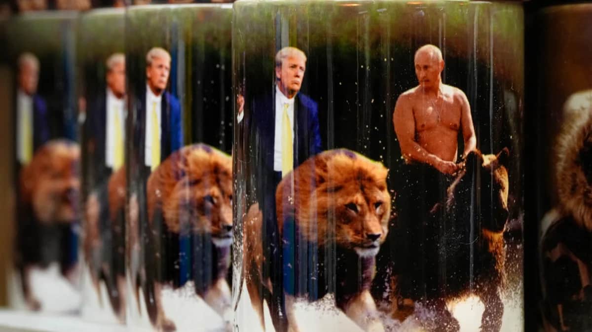 Кружки с изображениями Владимира Путина и Дональда Трампа в сувенирном магазине, Санкт-Петербург, 13 февраля 2025 года. Фото: Дмитрий Ловецкий / AP Photo / Scanpix / LETA
