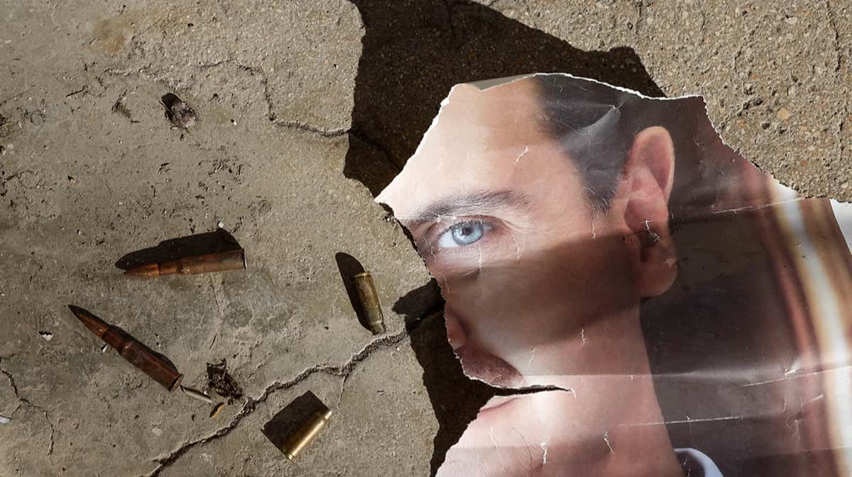 Портрет бывшего президента Сирии Башара Асада на земле на авиабазе Меззе в пригороде Дамаска, Сирия, 16 декабря 2024 года. Фото: Antonio Pedro Santos / EPA