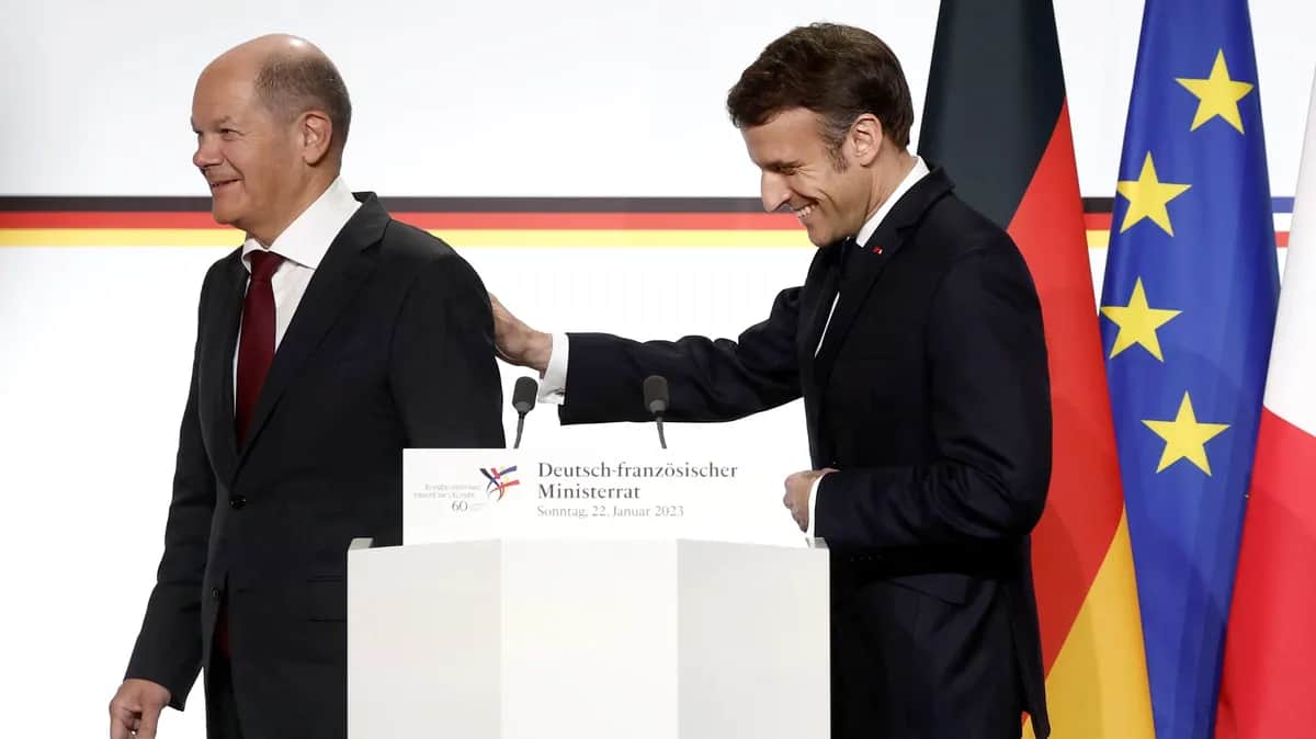 Эмманюэль Макрон и Олаф Шольц. Фото: EPA-EFE/BENOIT TESSIER / POOL MAXPPP OUT