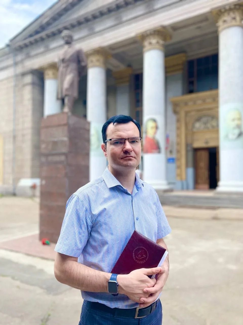 Alexander Paretsky pictured in front of the Mariupol Philharmonic Society on 28 June. Paretsky is facing the burnt down building on Metallurg street, which Matvey’s unit tried to secure. Photo: Vkontakte