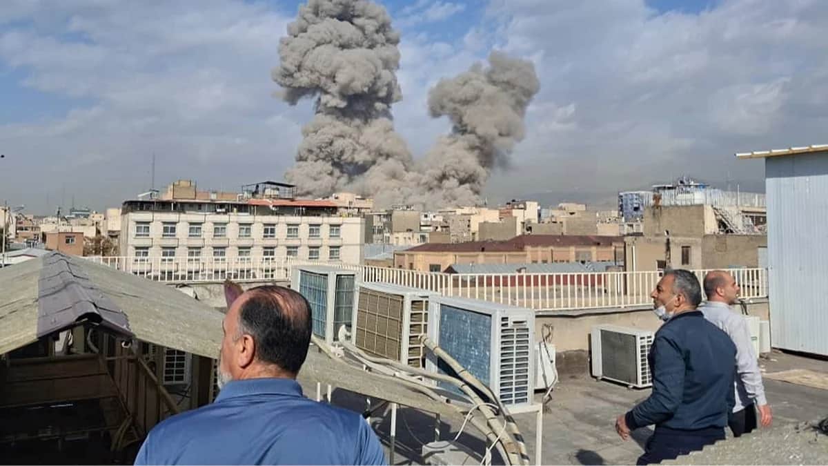 Люди наблюдают, как на горизонте поднимается дым после взрыва в Тегеране, Иран, 28 февраля 2026 года. Фото: AP / Scanpix / LETA