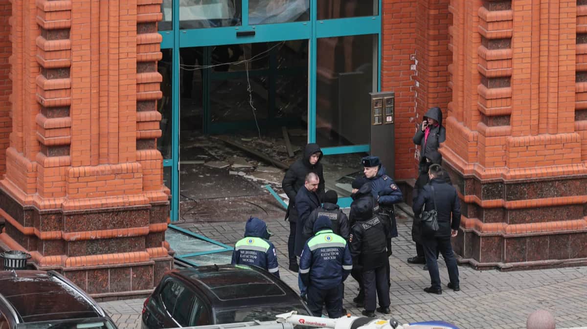 Сотрудники экстренных служб у входа в жилой комплекс «Алые паруса» в Москве, 3 февраля 2025 года. Фото: Юрий Кочетков / EPA