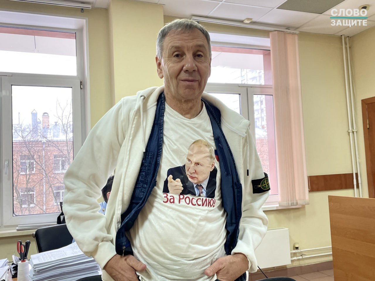 Политолог Сергей Марков в футболке с изображением Владимира Путина в суде, Москва, декабрь 2025 года. Фото: Слово защите / <a href="https://t.me/endoflaw/1915" target="_blank">Telegram</a>