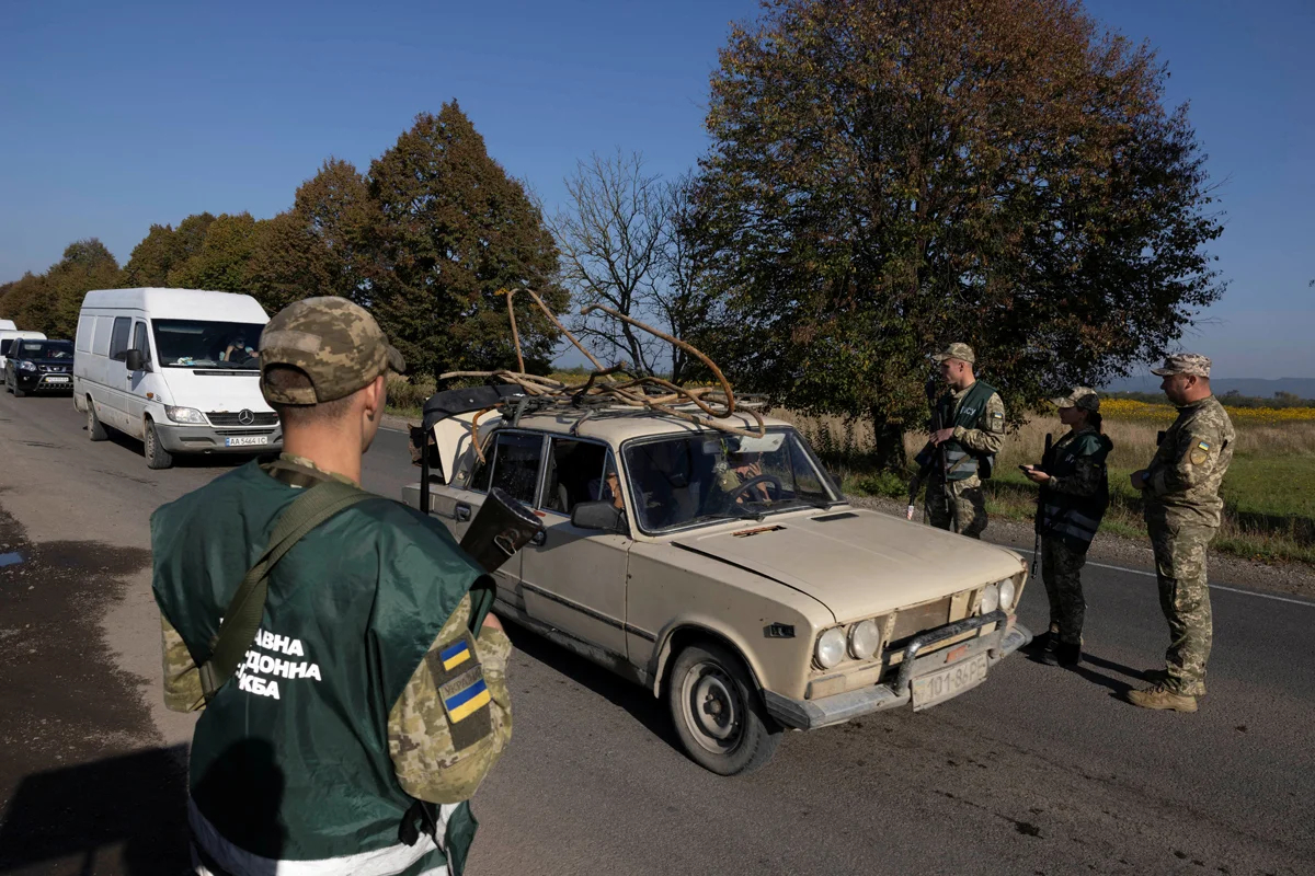 Украинские пограничники и сотрудники военкомата проверяют документы водителей на КПП у границы с Румынией в поисках мужчин, пытающихся избежать военной службы, 26 сентября 2023 года. Фото: Thomas Peter / Reuters / Scanpix