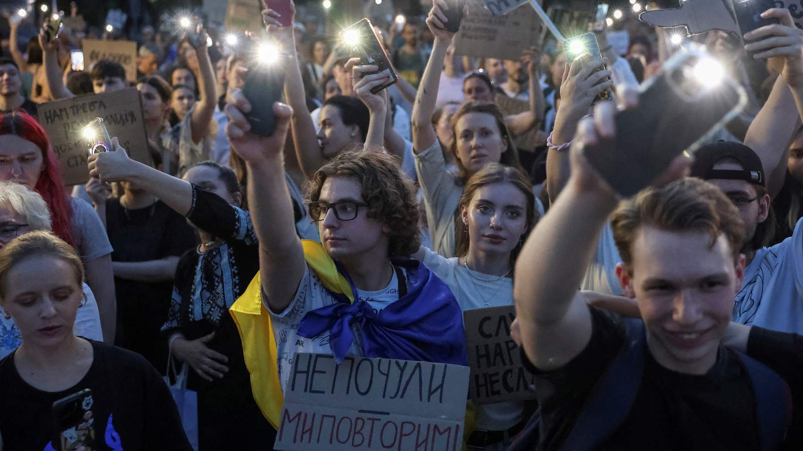 Участники митинга против решения президента Украины Владимира Зеленского заменить Михаила Фёдорова на посту министра обороны. Киев, Украина, 16 августа 2026 года. Фото: Анатолий Степанов / Reuters / Scanpix / LETA