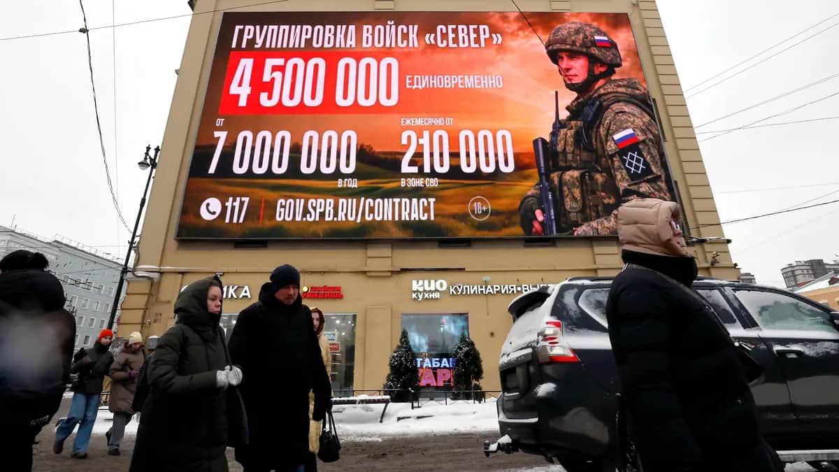 A billboard in St. Petersburg advertises generous signing bonuses for those who enlist in the Russian military, 20 February 2026. Photo: EPA / Anatoly Maltsev<br>
