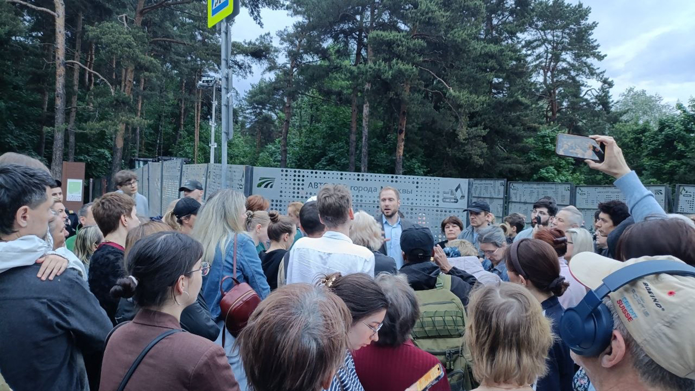 Встреча жителей 24 мая у стадиона «Медик». Фото: Telegram / RusNews
