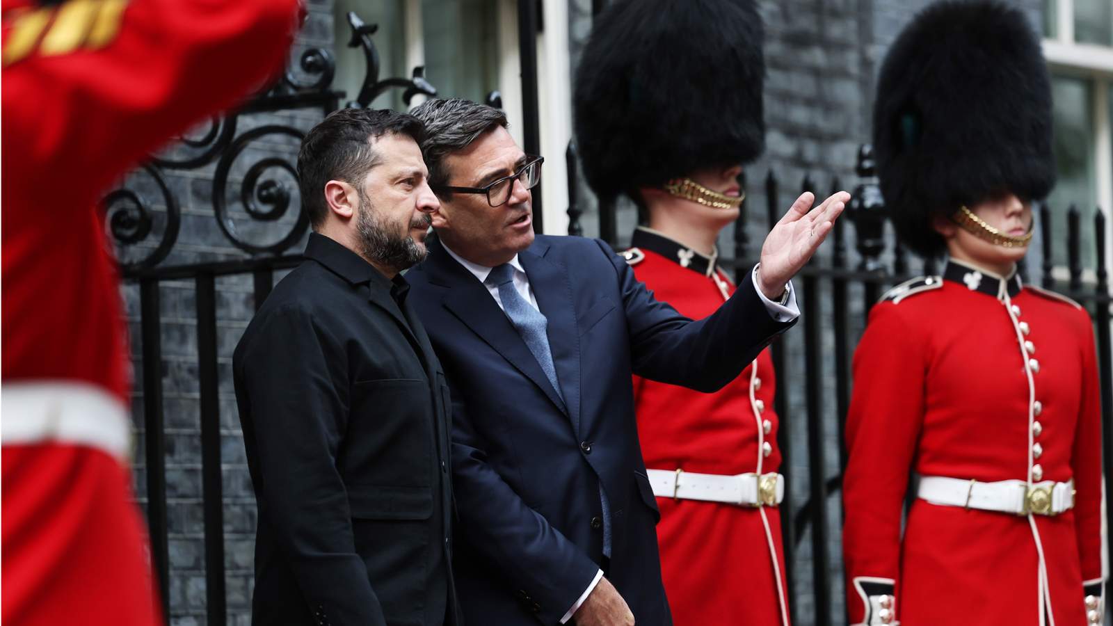British Prime Minister Andy Burnham welcomes Ukrainian President Volodymyr Zelensky to Downing Street in London, 14 October 2026. Photo: EPA / NEIL HALL / POOL
