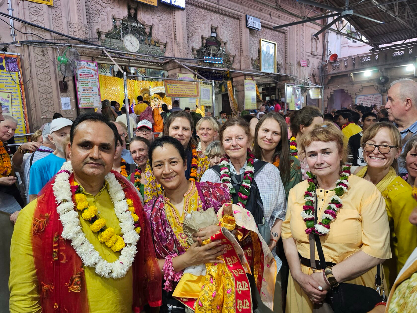 Шри Пракаш Джи (слева), Индия. Фото: <a href="http://shriprakashji.org" target="_blank" id="x1y662yt9">shriprakashji.org</a>