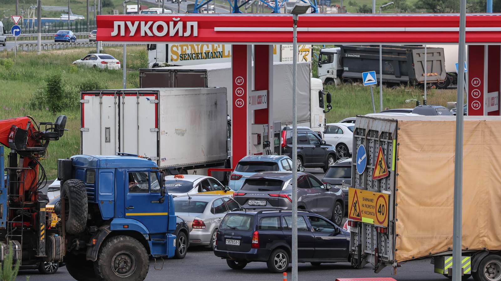 Vehicles in line at a Lukoil petrol station in Moscow, 24 June 2026. Photo: EPA / SERGEI
ILNITSKY