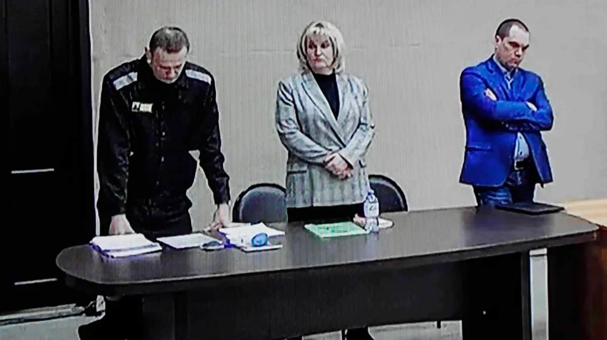 Alexey Navalny with lawyers Olga Mikhailova and Vadim Kobzev. Photo: EPA-EFE / YURI KOCHETKOV