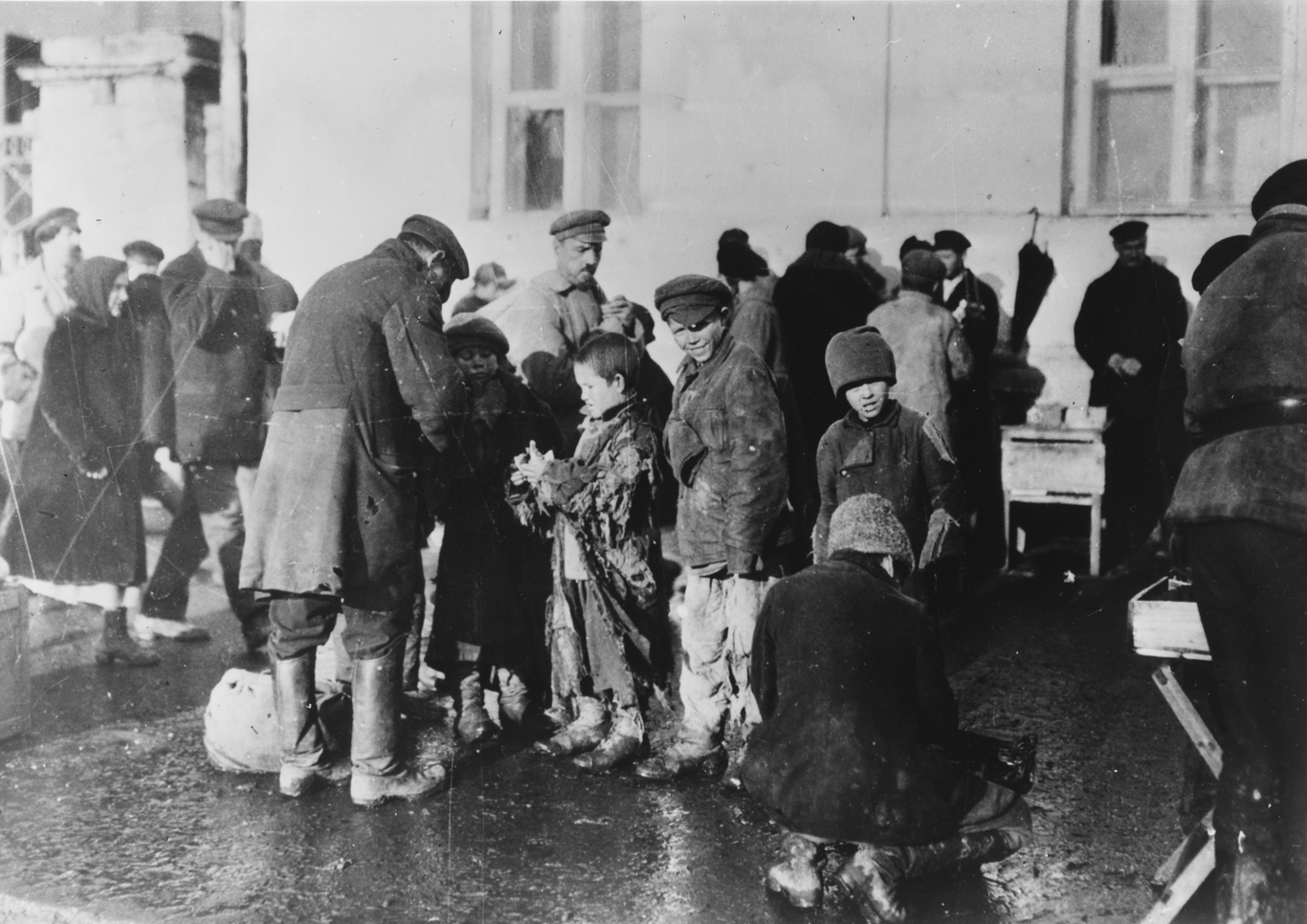 Бездомные дети на улице Москвы, 1922 год. Фото: Mary Evans Picture Library / Alexa / Scanpix / LETA