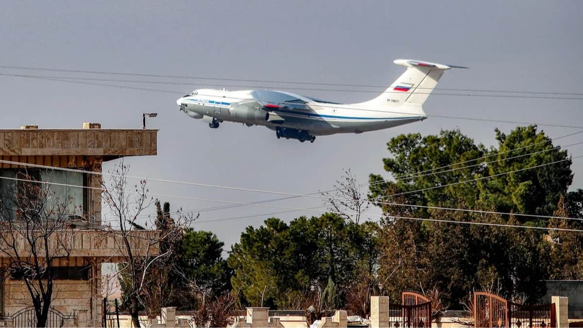 Российский военно-транспортный самолёт Ил-76 взлетает из аэропорта Камышлы, Сирия, 27 января 2026 года. Фото: Delil Souleiman / AFP / Scanpix / LETA