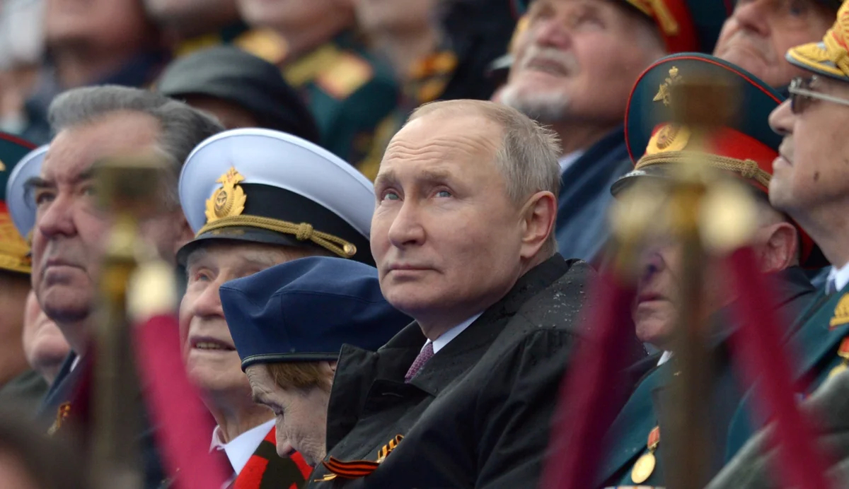 Владимир Путин (в центре) наблюдает за военным парадом в честь Дня Победы на Красной площади в Москве, 9 мая 2021 года. Фото: Алексей Никольский / Спутник / Kremlin / EPA