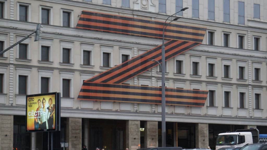 Буква Z на фасаде театра Олега Табакова в Москве. Фото: Konstantin Zavrazhin / Getty Images