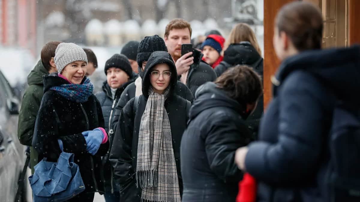 Очередь из желающих поставить подпись за выдвижение в кандидаты в президенты России Бориса Надеждина в Москве, 25 января 2024 года. Фото: Юрий Кочетков / EPA
