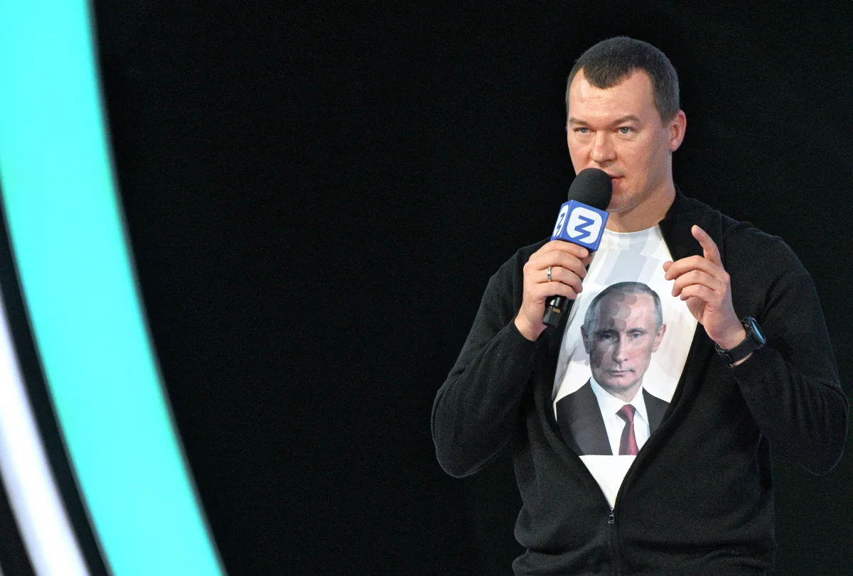 Дегтярев в футболке с изображением Путина на просветительском марафоне «Знание.Первые», Москва, 5 ноября 2024 года. Фото: Глеб Щелкунов / Коммерсантъ / Sipa USA / Vida Press