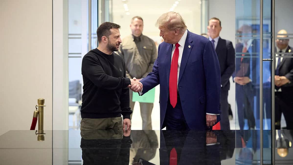 Президент Украины Владимир Зеленский и Дональд Трамп пожимают друг другу руки во время встречи 27 сентября 2024 года в Нью-Йорке. Фото: Пресс Служба Президента Украины / AFP / Scanpix / LETA