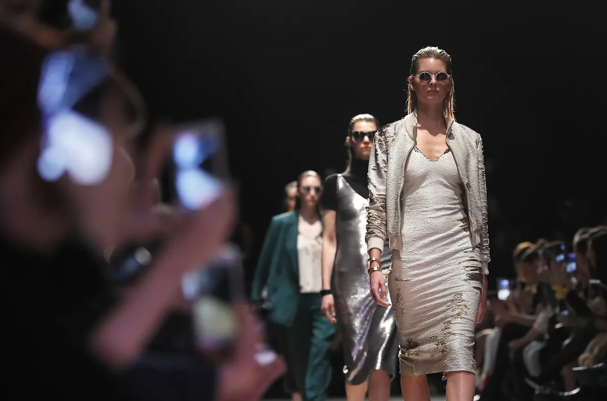 Показ коллекции российского модельера Игоря Чапурина на Russian Fashion Week, 2019 год. Фото: EPA-EFE / YURI KOCHETKOV