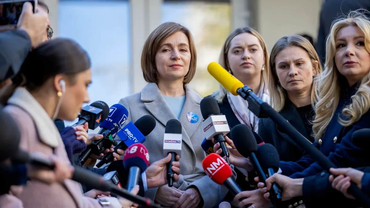 Moldovan President Maia Sandu speaks to reporters after casting her vote in the second round of voting in the country’s presidential election, 3 November 2024. Photo: EPA-EFE/DUMITRU DORU
