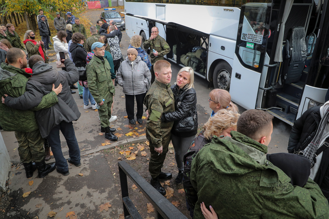 Прощание призванных по мобилизации мужчин с семьями у призывного пункта. Москва. 7 октября 2022 года. Фото: Максим Шипенков / EPA