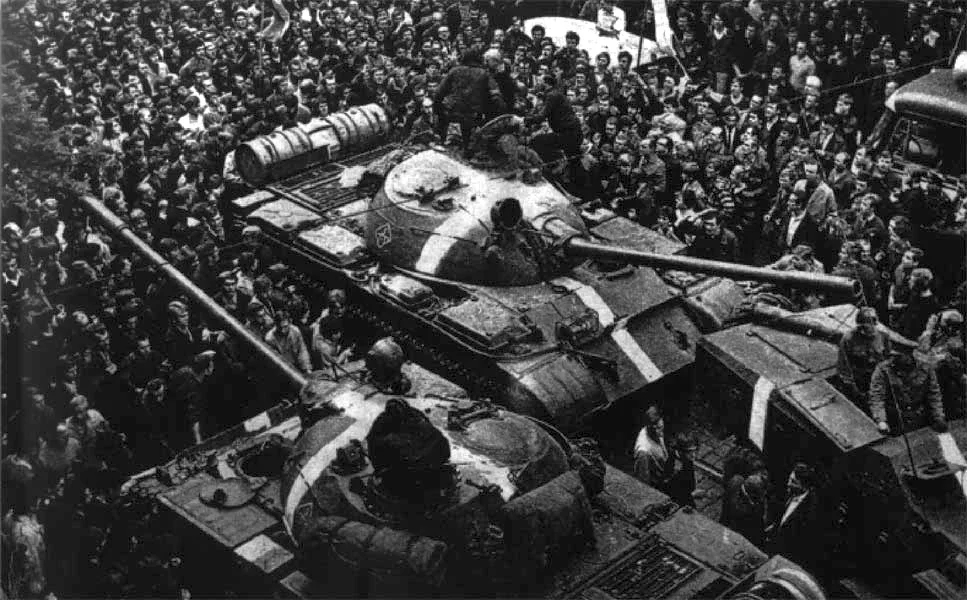 Soviet T-55 tanks during Operation Danube, 1968. Photo: <a href="https://commons.wikimedia.org/w/index.php?curid=18375507" rel="noopener noreferrer" title="https://commons.wikimedia.org/w/index.php?curid=18375507">Wikimedia Commons</a>, CC BY-SA 3.0