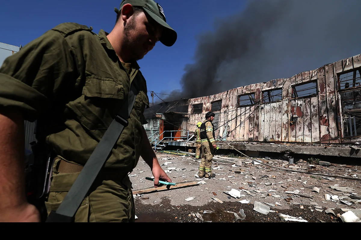 Пожарные потушили пожар после того, как снаряды, выпущенные из Ливана, попали в аварийный склад в муниципалитете Кирьят-Шмона на севере Израиля, 24 сентября 2024. Фото: Atef Safadi / EPA-EFE