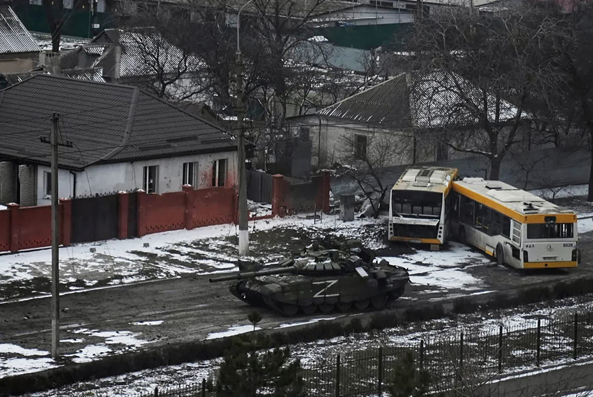 Российский танк в Мариуполе, 11 марта 2022 года. Фото: Evgeniy Maloletka / AP Photo / Scanpix / LETA