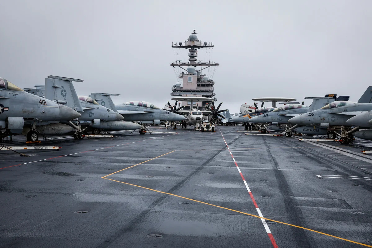 Истребители F-18 стоят на палубе авианосца USS Gerald R. Ford в Атлантическом океане у побережья Франции, 13 ноября 2022 года. Фото: Stephanie Lecocq / EPA