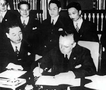 Ambassador of Japan to Nazi Germany Kintomo Mushanokōji and Joachim von Ribbentrop, who served as German ambassador-at-large at the time, signing the Anti-Comintern Pact. Photo: iwm.org.uk