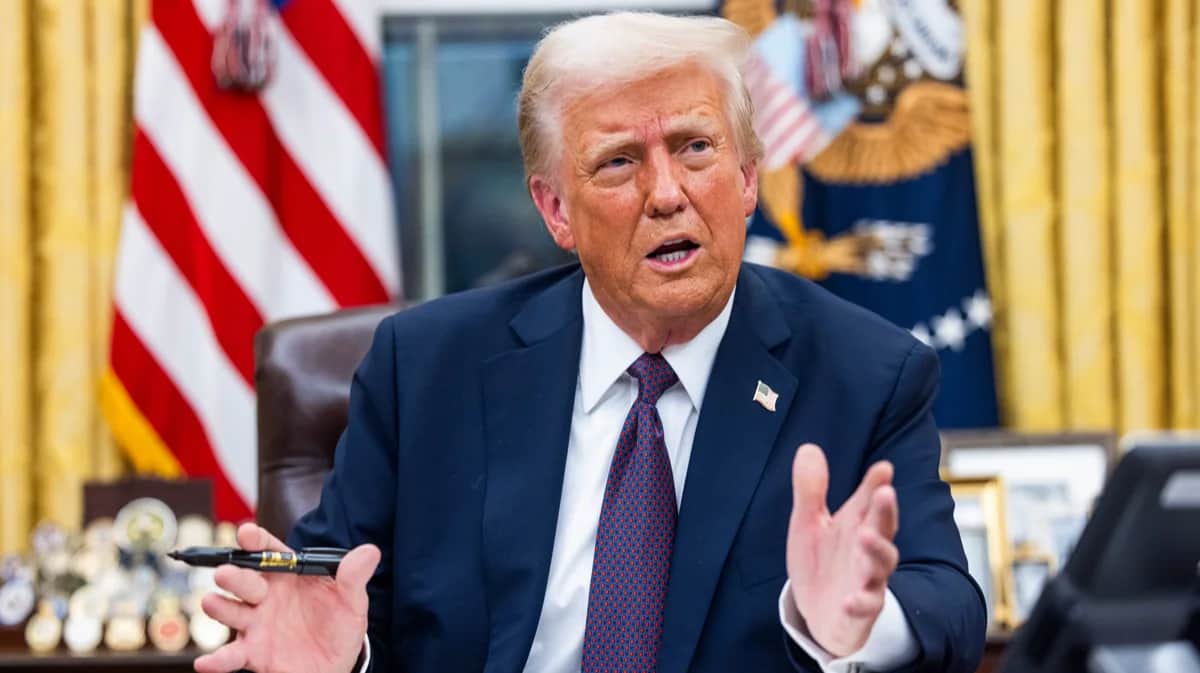 Дональд Трамп в первый день президентства в Овальном кабинете Белого дома в Вашингтоне, округ Колумбия, США, 20 января 2025 года. Фото: Jim Lo Scalzo / EPA