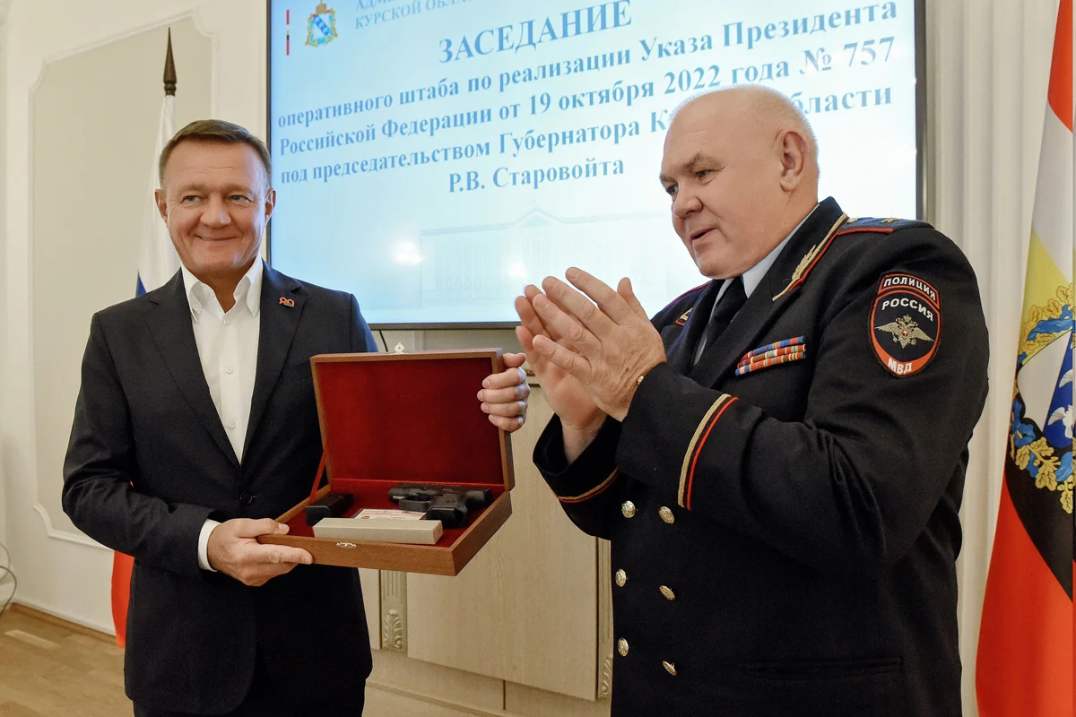 Начальник Управления МВД России по Курской области Виктор Косарев вручает Роману Старовойту наградное оружие, 18 октября 2023 года. Фото: пресс-служба Губернатора Курской области / <a data-sk="tooltip_parent" data-stringify-link="https://vk.com/wall-155298489_445319" href="https://vk.com/wall-155298489_445319" rel="noopener noreferrer" target="_blank">VK</a>