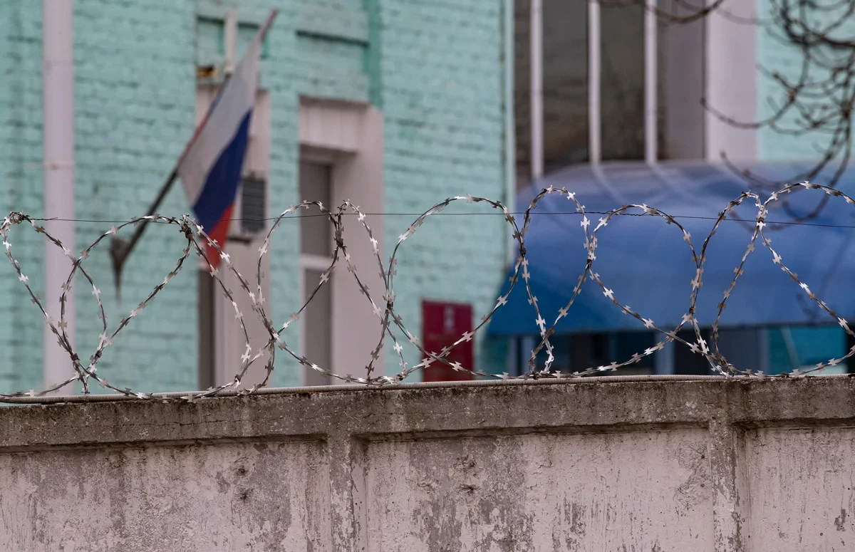 A Russian flag hangs on the wall at penal colony No. 3 in the Vladimir region, central Russia, 19 April 2021. Photo: Sergey Ilnitsky / EPA
