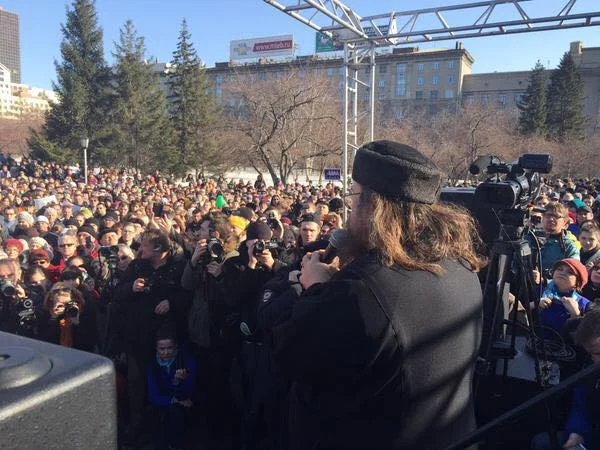 Андрей Кураев на митинге в Новосибирске. Фото: <a href="https://www.facebook.com/diak.kuraev/photos/%D0%BD%D0%BE%D0%B2%D0%BE%D1%81%D0%B8%D0%B1%D0%B8%D1%80%D1%81%D0%BA-%D0%BC%D0%B8%D1%82%D0%B8%D0%BD%D0%B3%D0%B6%D0%B5%D0%BB%D0%B0%D0%BD%D0%B8%D1%8F-%D0%B2%D1%8B%D1%81%D1%82%D1%83%D0%BF%D0%B8%D1%82%D1%8C-%D0%BD%D0%B0-%D0%BC%D0%B8%D1%82%D0%B8%D0%BD%D0%B3%D0%B5-%D1%83-%D0%BC%D0%B5%D0%BD%D1%8F-%D0%BD%D0%B5-%D0%B1%D1%8B%D0%BB%D0%BE-%D0%B8-%D0%BD%D0%B5%D1%82-%D1%8F-%D0%BF%D1%80%D0%BE%D1%81%D1%82%D0%BE-%D0%B2%D0%B5%D1%81/1025604564134304/?paipv=0&amp;eav=AfYJMfQ_QEd3mOn-_IGf3vxTNW3FVkDiCo1HzBoaIhRuGKHOyx9htzgpTwNwPlLXnL4&amp;_rdr">Facebook</a>