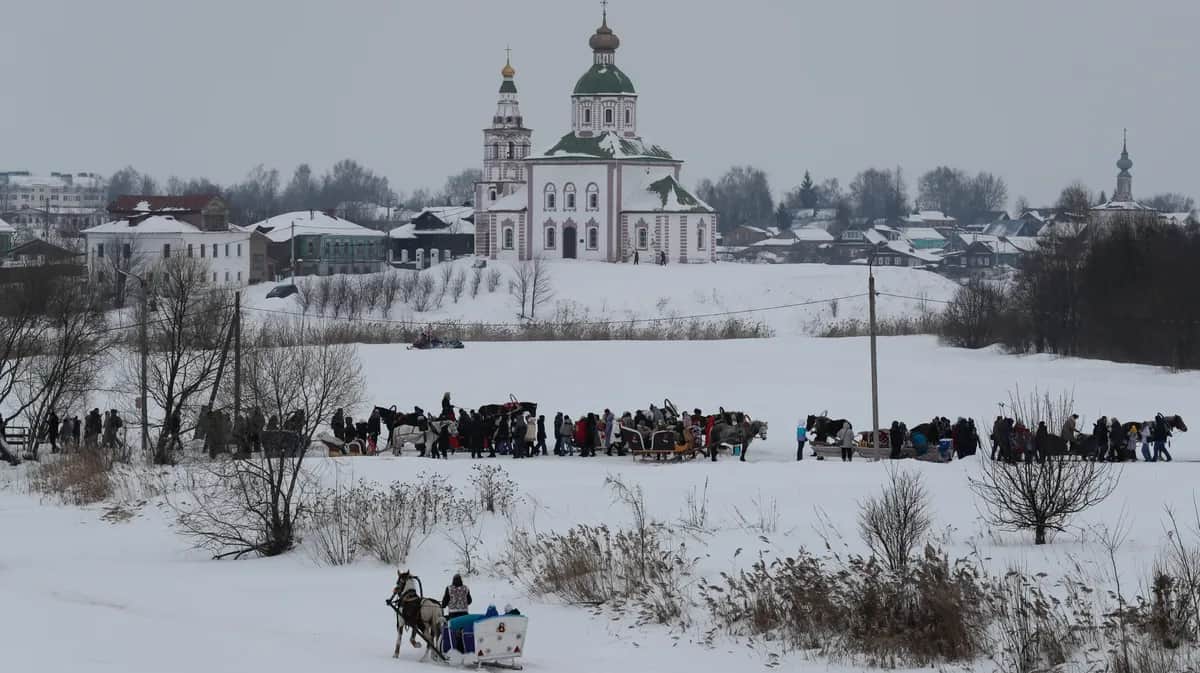 People on traditional horse-drawn sleighs celebrate Maslenitsa, the holiday that precedes Lent, in the Vladimir region town of Suzdal, 25 February 2023. Photo: EPA-EFE / YURI KOCHETKOV
