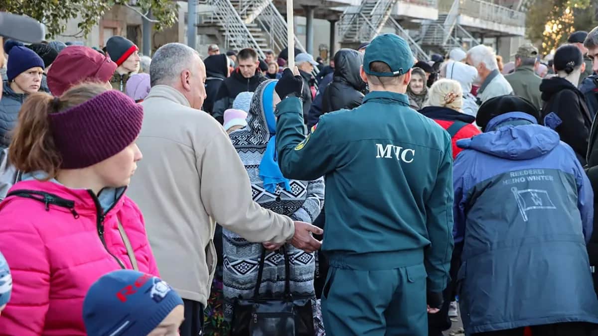 Жители Херсона садятся на борт речного судна во время эвакуации, 19 октября 2022 года. Фото: EPA / KHERSON CITY ADMINISTARTION