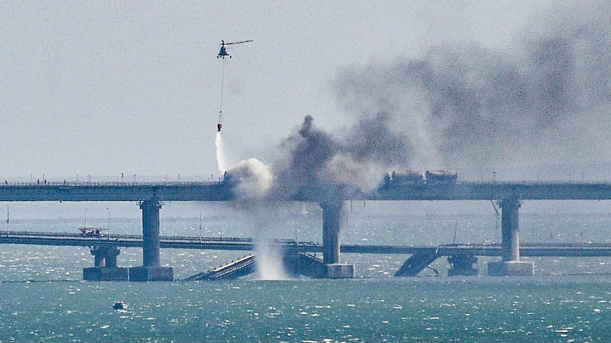 Керченский мост перекрывают не только для военных машин, но и для легковушек. С начала лета автомобили стоят в многокилометровых пробках