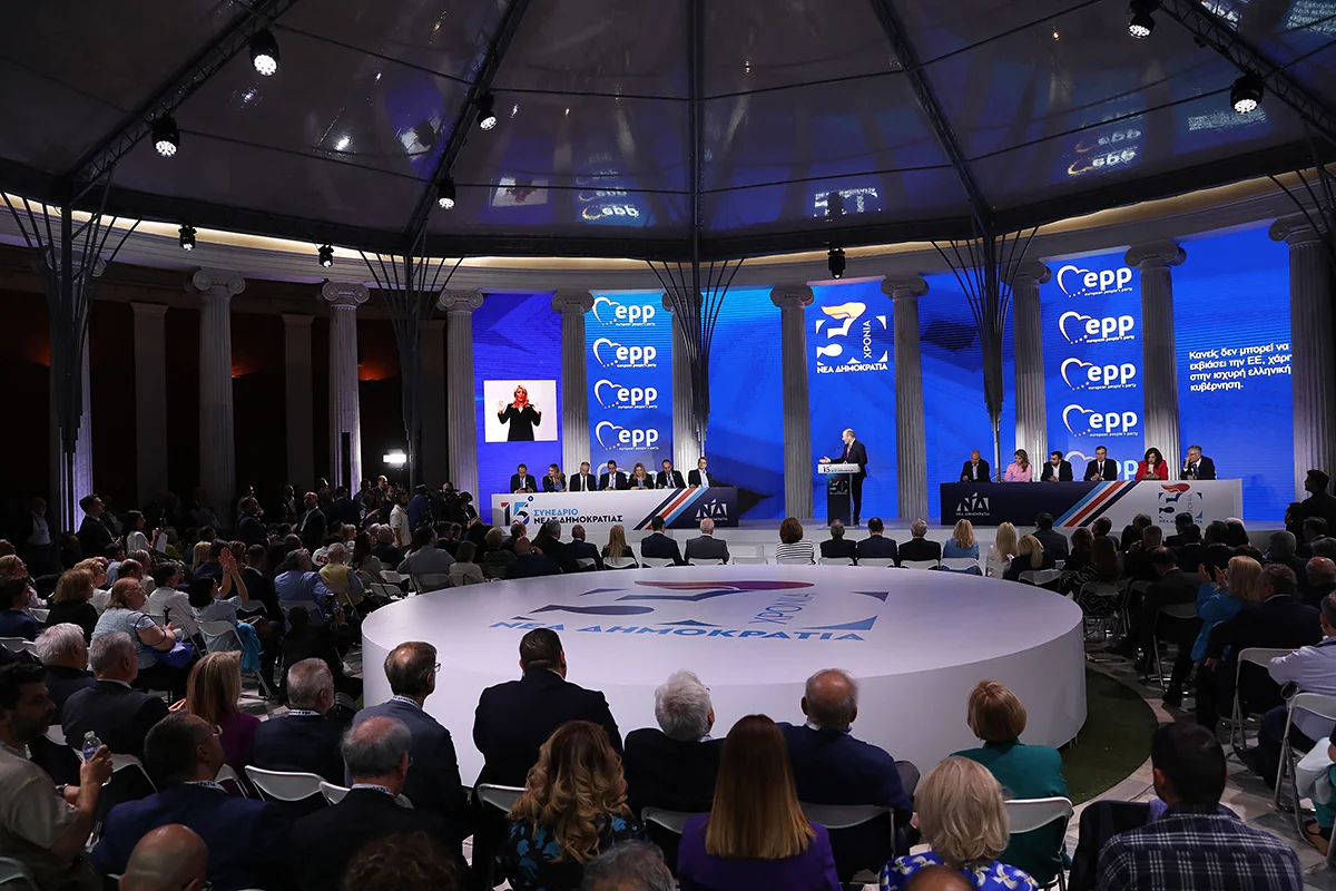 Президент Европейской народной партии (EPP) Манфред Вебер (справа) выступает во второй день 15-го Конгресса Новой демократии в мегароне Заппейон, в Афинах, Греция, 6 апреля 2024 года. Фото: George Vitsaras / EPA-EFE