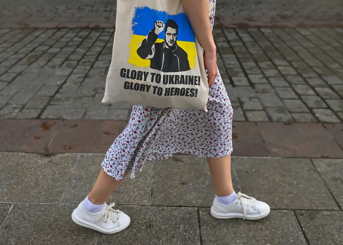 A woman carrying a tote bag in support of Ukraine. Krakow, Poland. Photo: Artur Widak / Getty Images