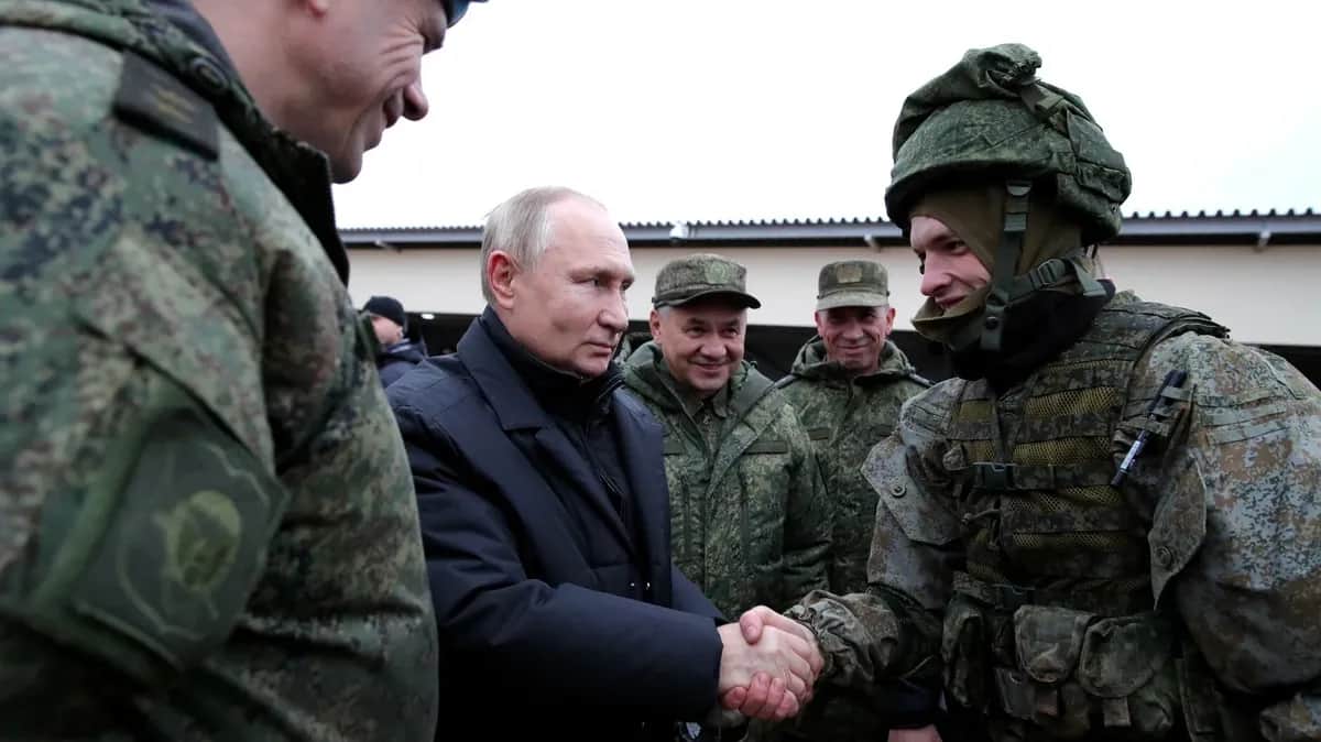 Владимир Путин и Сергей Шойгу во время посещения полигона в Рязанской области, 20 октября 2022 года. Фото: Kremlin Press Office / Handout / Anadolu Agency / Getty Images
