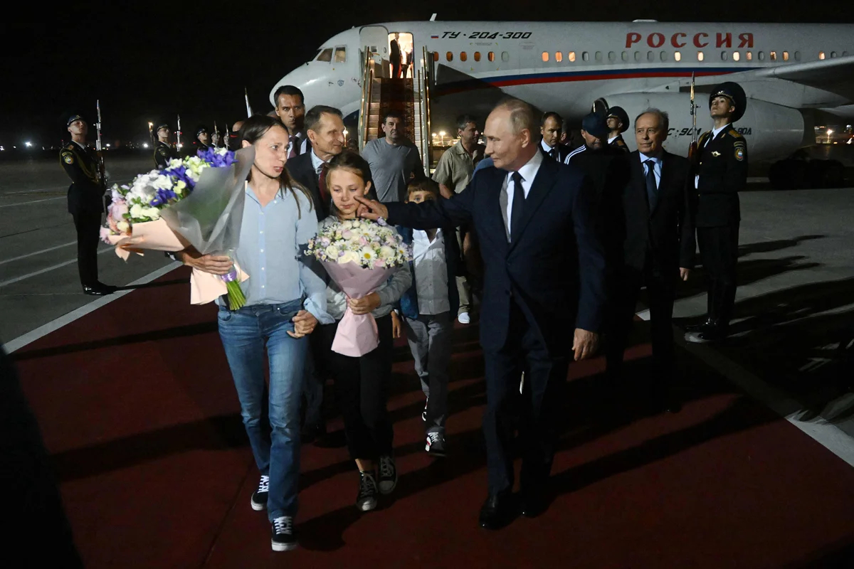 Владимир Путин приветствует освобожденных в результате обмена заключенными в московском аэропорту Внуково, 1 августа 2024 года. Фото: Михаил Воскресенский / Спутник / AFP / Scanpix / LETA