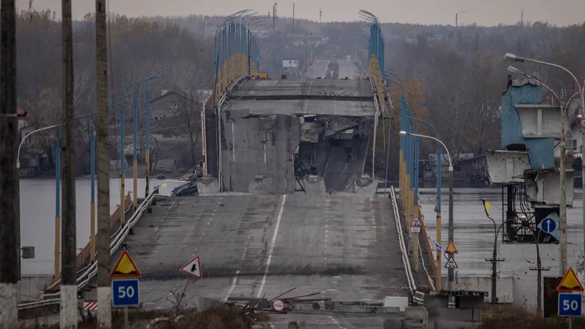 Разрушенная часть Антоновского моста. Фото: Chris McGrath / Getty Images