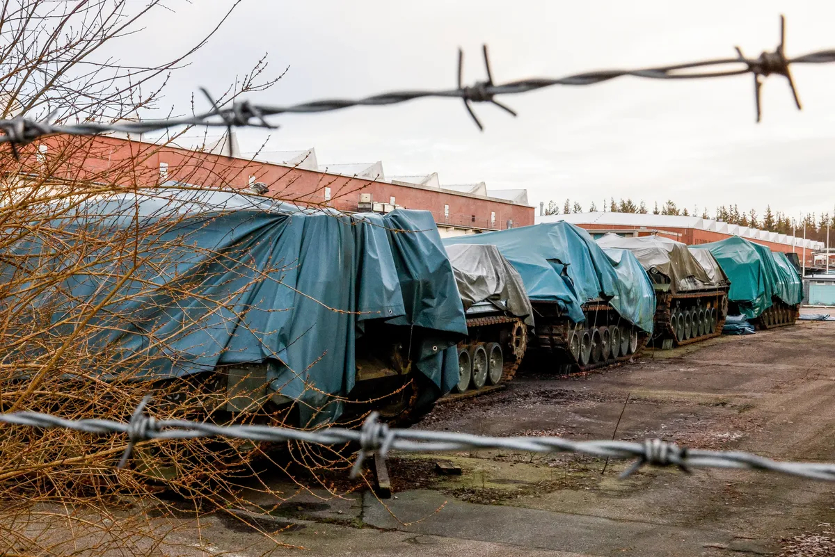 Leopard 1 tanks approved to be sent to Ukraine, on the territory of the Flensburger Fahrzeugbau Gesellschaft plant. Photo: Axel Heimken / picture alliance / Getty Images