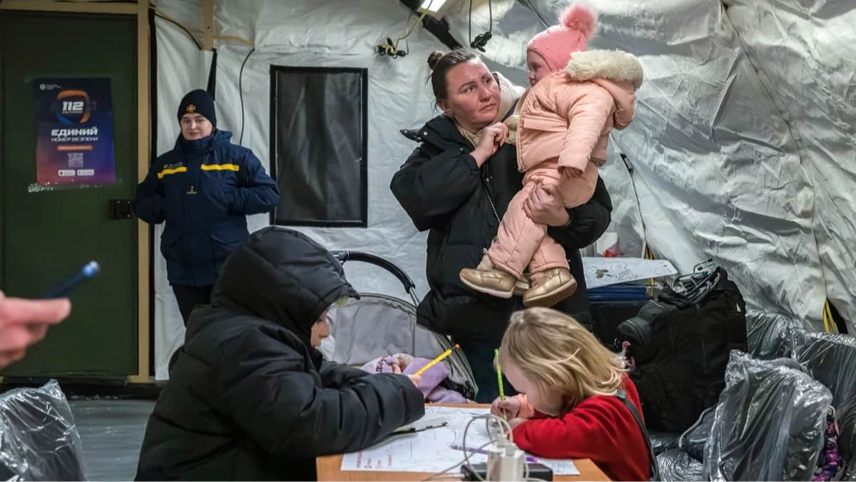 Местные жители в пункте обогрева в Киеве, Украина, 25 января 2026 года. Фото: Maxym Marusenko / EPA