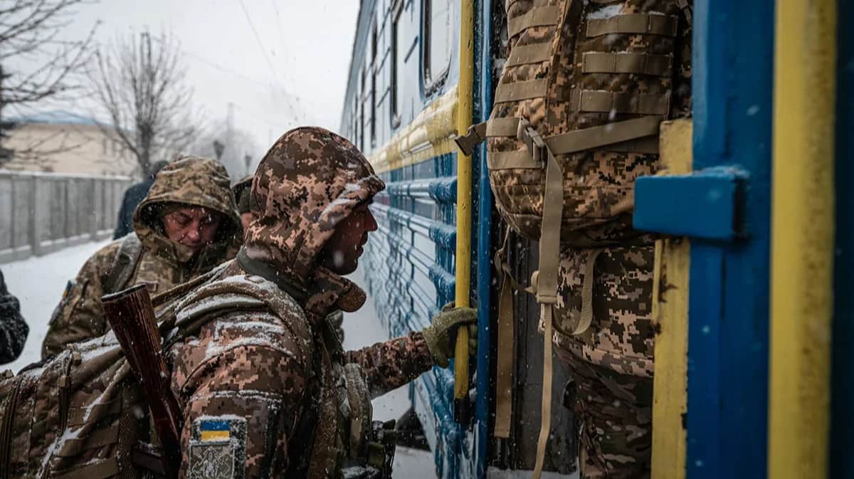 Ukrainian servicemen getting on train in Pokrovsk, Ukraine, 8 January. Photo: Ignacio Marin / Anadolu / Getty Images