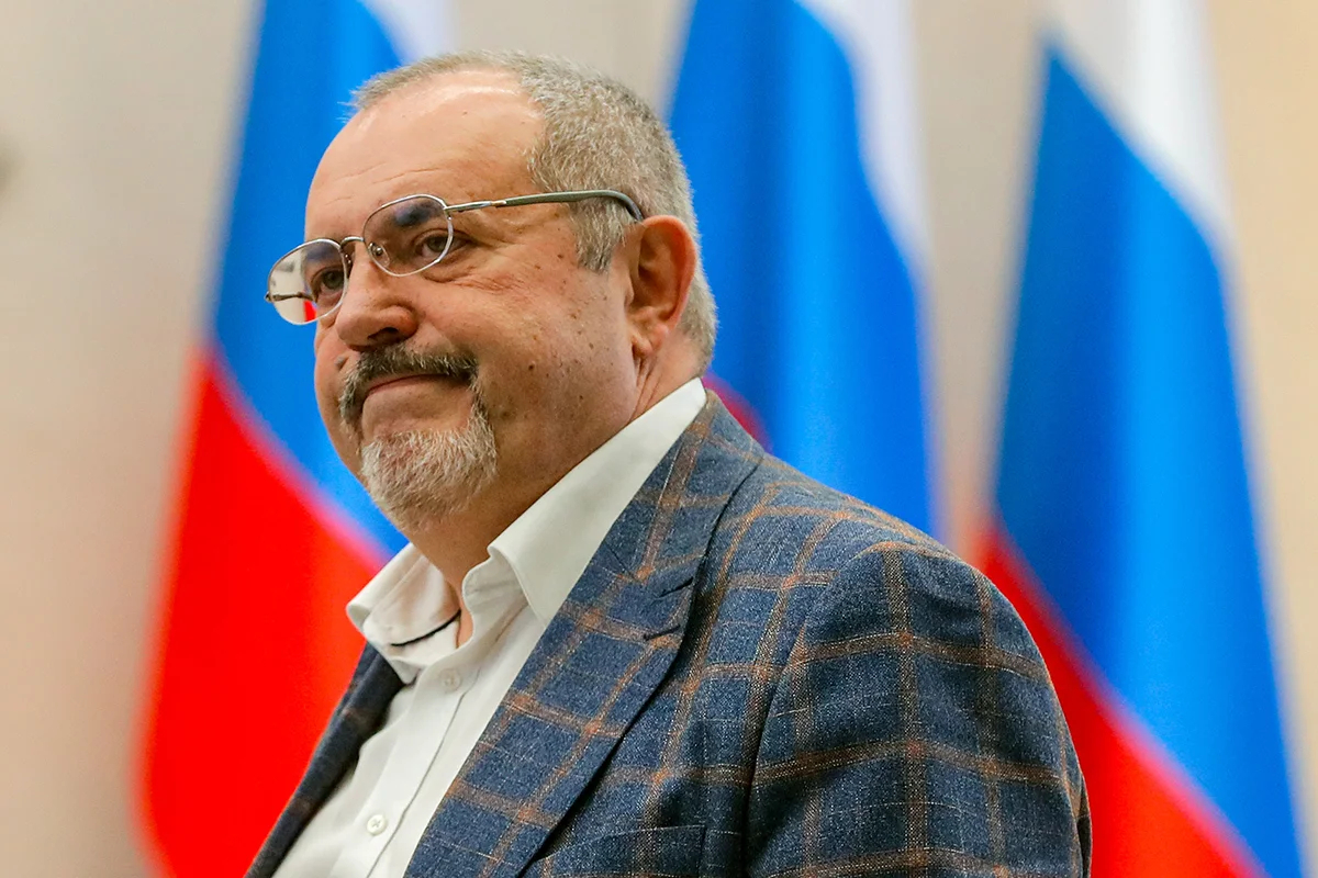 Борис Надеждин ожидает заседания Центральной избирательной комиссии РФ в Москве, 8 февраля 2024 года. Фото: Максим Шипенков / EPA-EFE