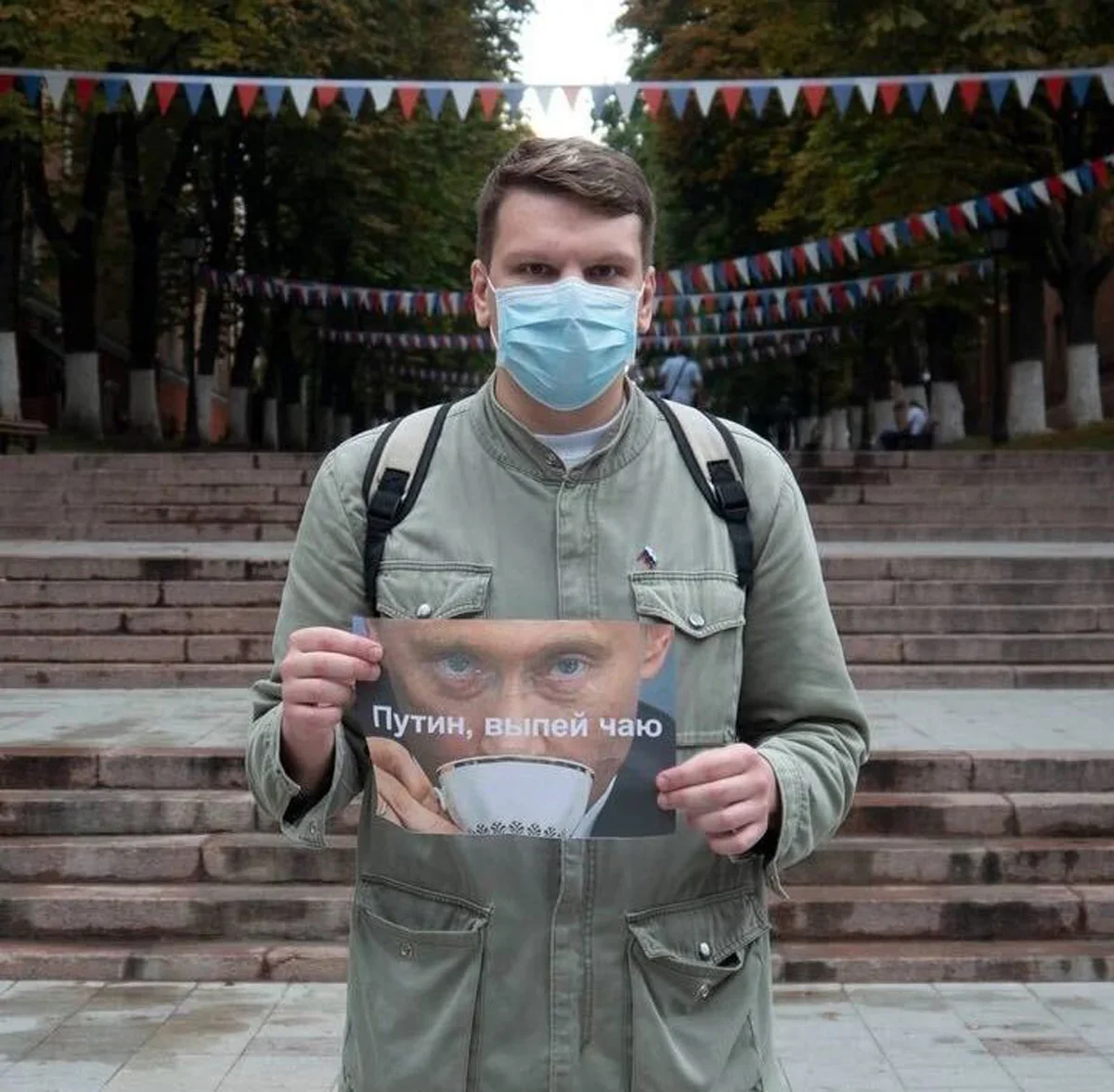 Korshunov holds a sign saying: “Putin, drink tea”. Photo: from private archive