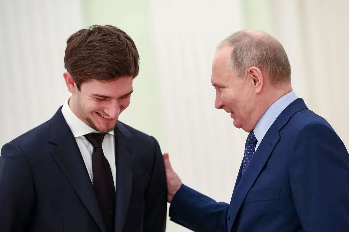 Эли Кадыров на встрече с Владимиром Путиным. Фото: <a data-sk="tooltip_parent" data-stringify-link="https://t.me/RKadyrov_95/4837" href="https://t.me/RKadyrov_95/4837" rel="noopener noreferrer" target="_blank">Рамзан Кадыров</a> / Telegram