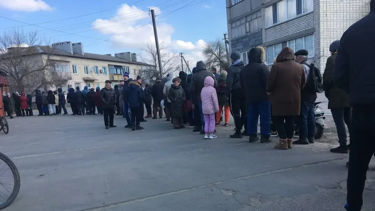 Очередь за хлебом в Голой Пристани, март 2022 года. Фото: Ольга Васильева